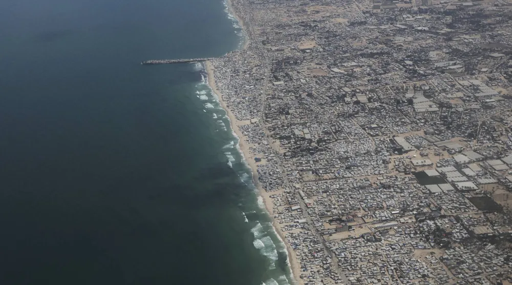 صورة تظهر خياماً على شاطئ البحر والمناطق المحيطة بقطاع غزة من طائرة تابعة لسلاح الجو الأردني أثناء إسقاط مساعدات إنسانية للفلسطينيين... 7 أغسطس 2025 (أ.ب)