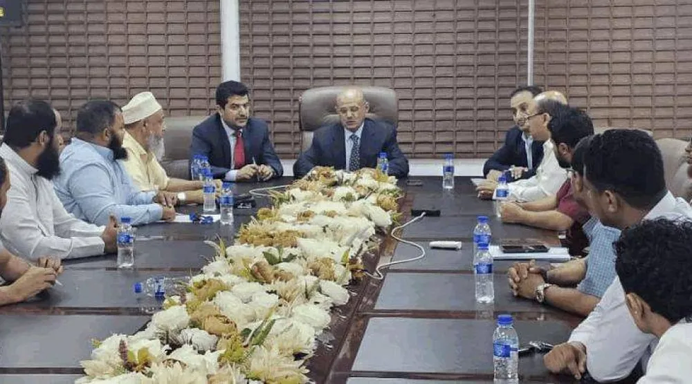 محافظ البنك المركزي اليمني مجتمعاً في عدن مع جمعية الصرافين (سبأ)
