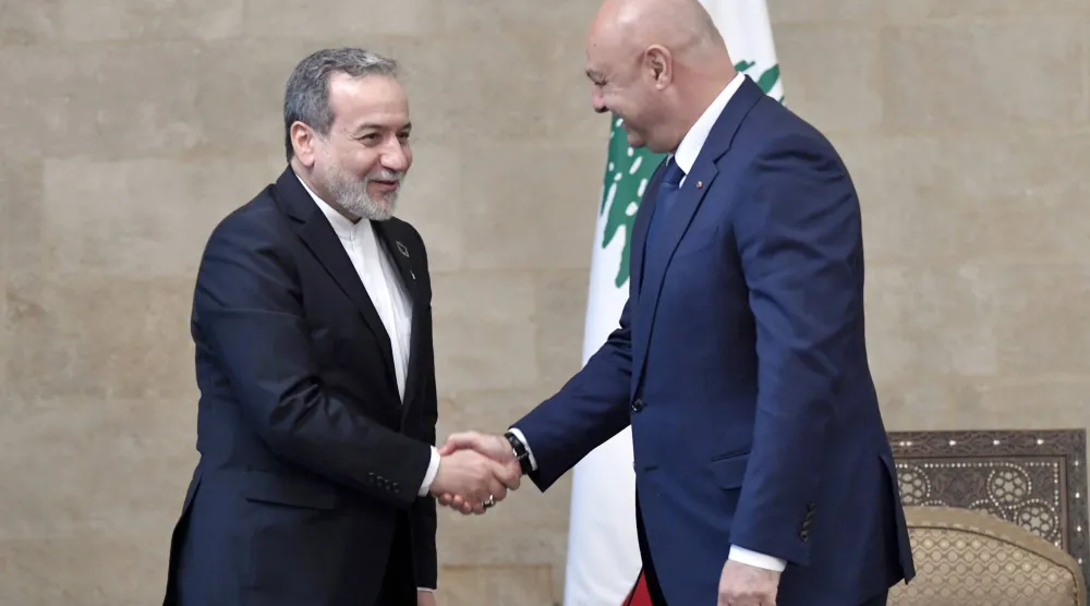 الرئيس اللبناني جوزيف عون يستقبل وزير الخارجية الإيراني عباس عراقجي (إ.ب.أ)