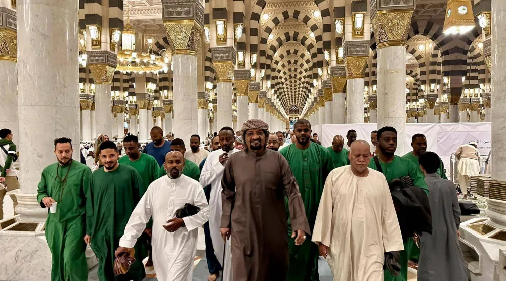 شيخ الأمين وسط مريديه (موقعه على «فيسبوك»)