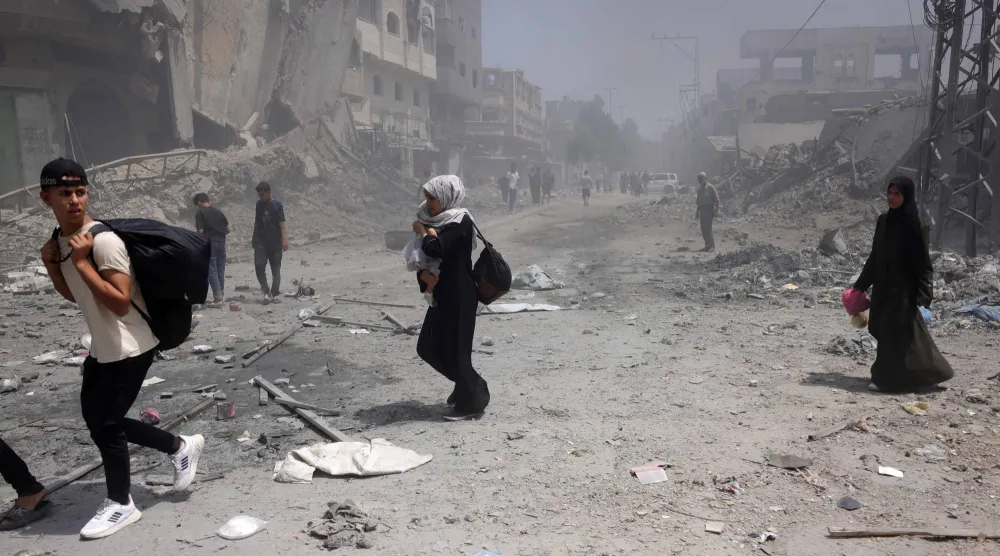 فلسطينيون يهربون من قصف إسرائيلي استهدف حي الزيتون جنوب مدينة غزة 8 أغسطس 2025 (أ.ف.ب)