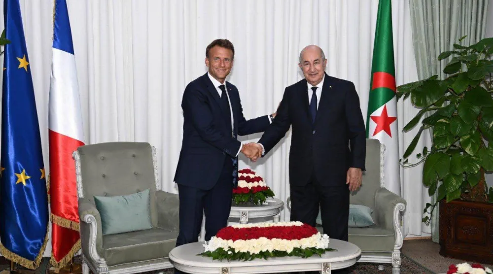الرئيس الجزائري مستقبلاً نظيره الفرنسي بمناسبة زيارته للجزائر في أغسطس 2022 (الرئاسة الجزائرية)