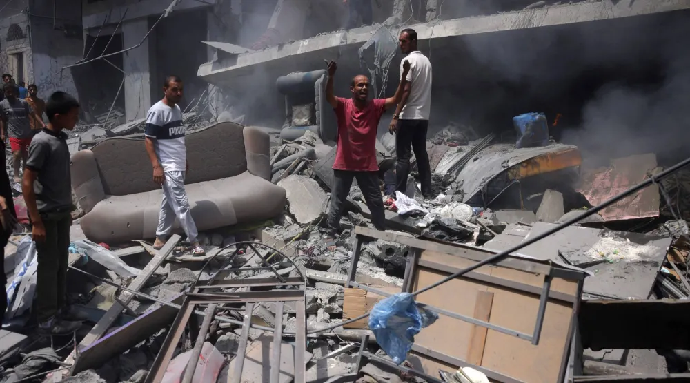 فلسطينيون يتفقدون الدمار الذي خلفته غارة إسرائيلية استهدفت حي الزيتون جنوب مدينة غزة في 8 أغسطس 2025 (أ.ف.ب)