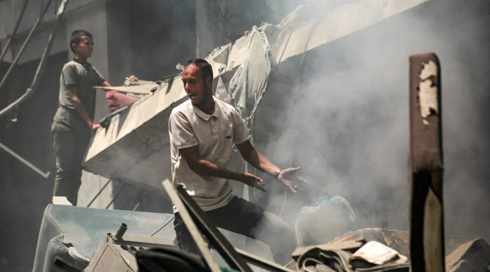 فلسطيني يبحث عن ضحايا وسط الأنقاض الناتجة عن غارات إسرائيلية على حي الزيتون جنوب مدينة غزة (أ.ف.ب)