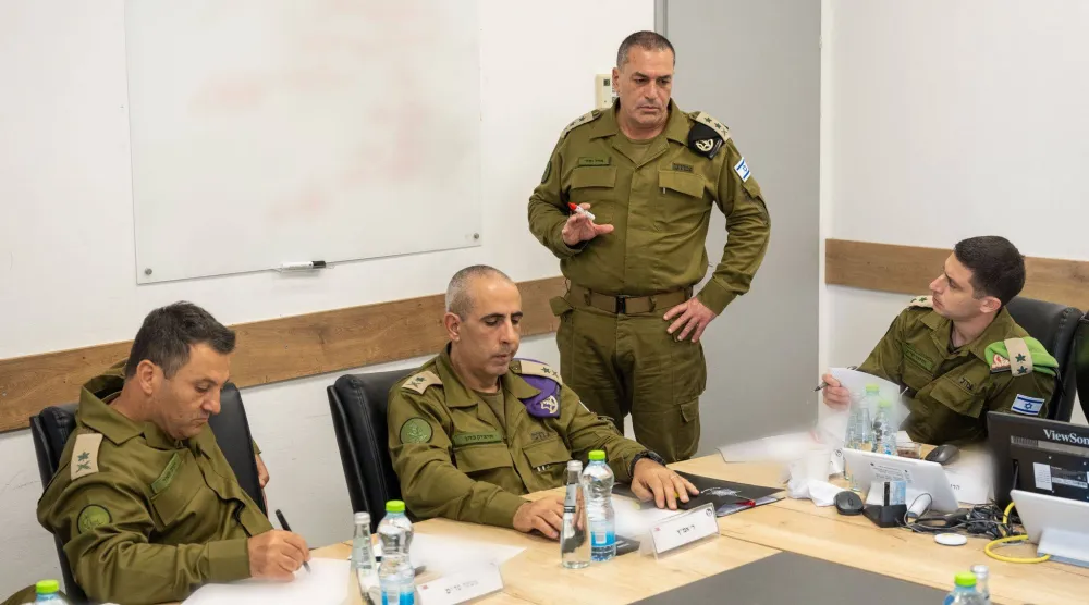 رئيس الأركان الإسرائيلي إيال زامير خلال جلسة تقييم مع قادة المنطقة الجنوبية (الجيش الإسرائيلي)