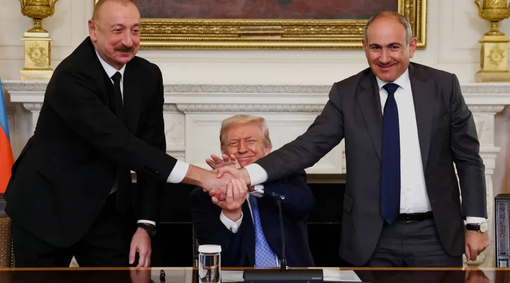 رئيس وزراء أرمينيا نيكول باشينيان والرئيس الأميركي دونالد ترمب ورئيس أذربيجان إلهام علييف يتصافحون في البيت الأبيض (رويترز)