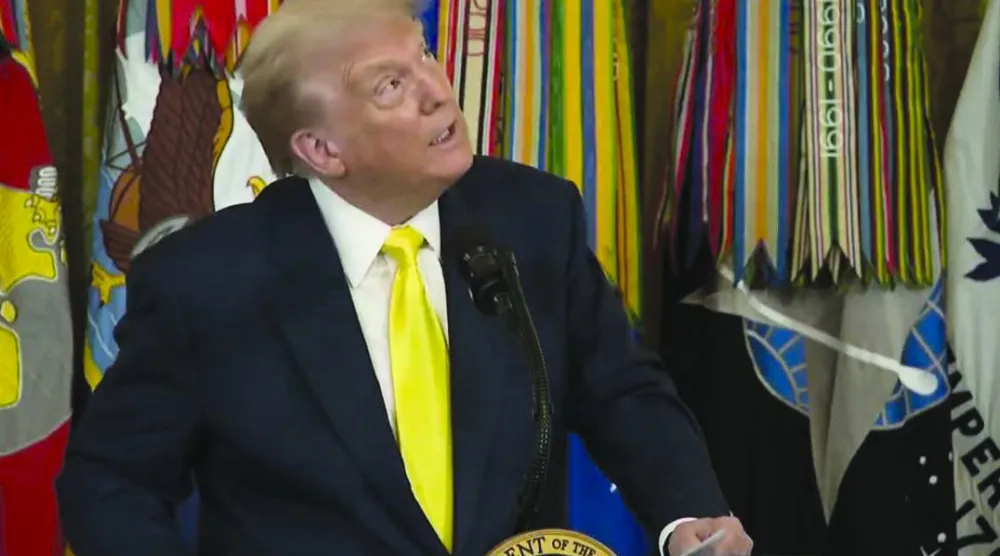 
الرئيس الأميركي دونالد ترمب يعاين السماء خلال سؤاله «أين سليماني الآن؟» يوم 7 يوليو 2025 (إكس)