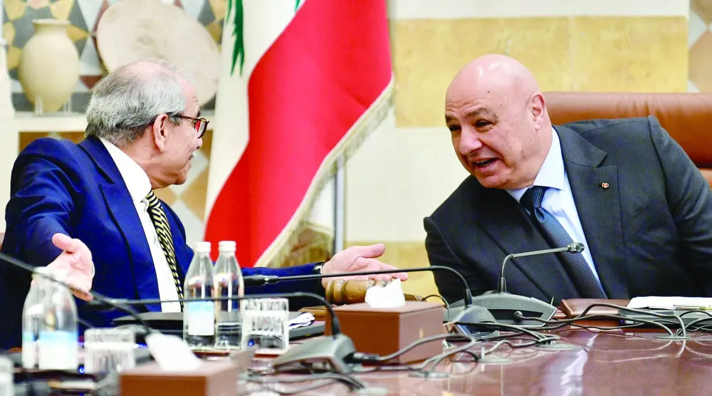 الرئيس اللبناني جوزيف عون يترأس جلسة مجلس الوزراء وإلى يمينه رئيس الحكومة نواف سلام (إ.ب.أ)
