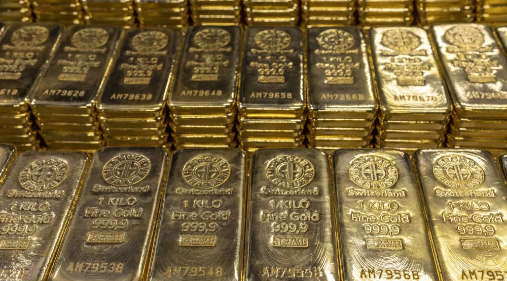سبائك ذهب وزنها كيلوغرام واحد في مصنع «أرغور هيراوس» في سويسرا (رويترز)