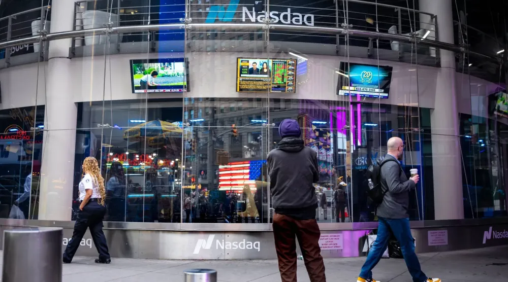 New York'un Times Meydanı'nda yürüyen insanlar (EPA)