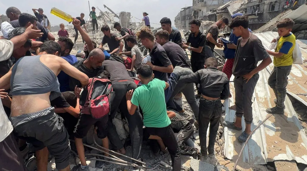 فلسطينيون يتزاحمون على حزمة مساعدات ألقتها طائرة عسكرية فوق جباليا في شمال قطاع غزة (أ.ف.ب)