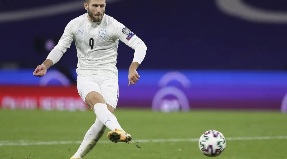 Israel's Shon Weissman shoots a penalty shot during the Euro 2020 playoff semifinal soccer match between Scotland and Israel, at the Hampden stadium in Glasgow, Scotland, Thursday, Oct. 8, 2020. (AP)