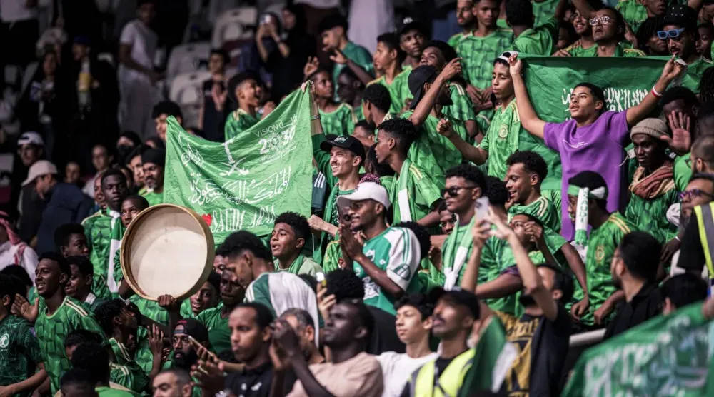جماهير سعودية حضرت لمساندة منتخب السلة (الشرق الأوسط)