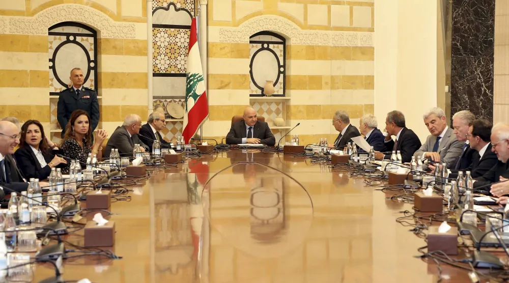 الحكومة اللبنانية خلال انعقادها في القصر الجمهوري الخميس (أ.ب)