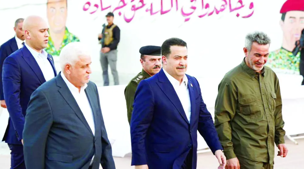 رئيس الوزراء العراقي محمد شياع السوداني يتوسّط رئيس «الحشد الشعبي» فالح الفياض ورئيس أركانه «أبو فدك» (أرشيفية - إعلام حكومي)