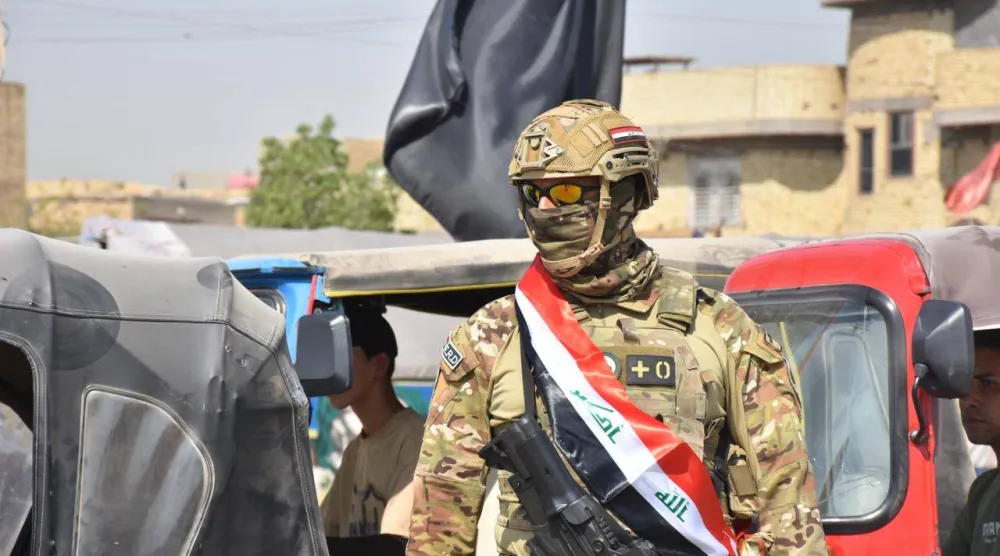 أحد العناصر الأمنية العراقية يتبع فرقة «الرد السريع» خلال تأمين مزارات دينية في محافظة بابل (الداخلية العراقية) 