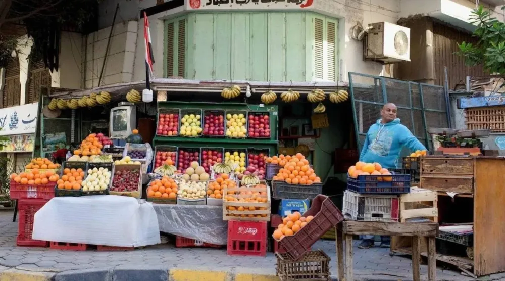 بائع فاكهة على أطراف العاصمة المصرية القاهرة (رويترز)

