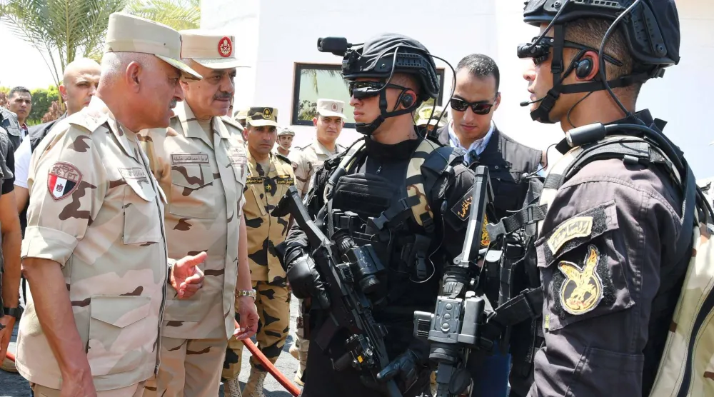 القائد العام للقوات المسلحة المصرية خلال لقاء مقاتلي القوات الخاصة من المظلات والصاعقة (المتحدث العسكري المصري)