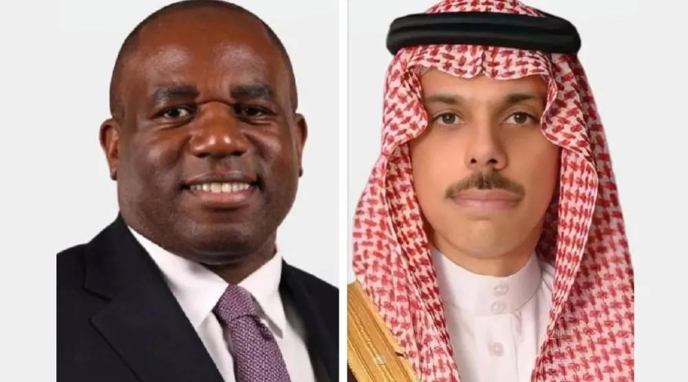 الأمير فيصل بن فرحان والوزير ديفيد لامي (الخارجية السعودية)
