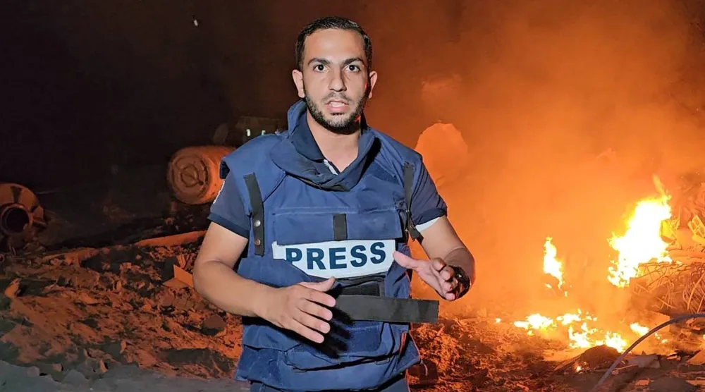 أرشيفية لأنس الشريف خلال تغطيته القصف الإسرائيلي على شمال قطاع غزة (الجزيرة)
