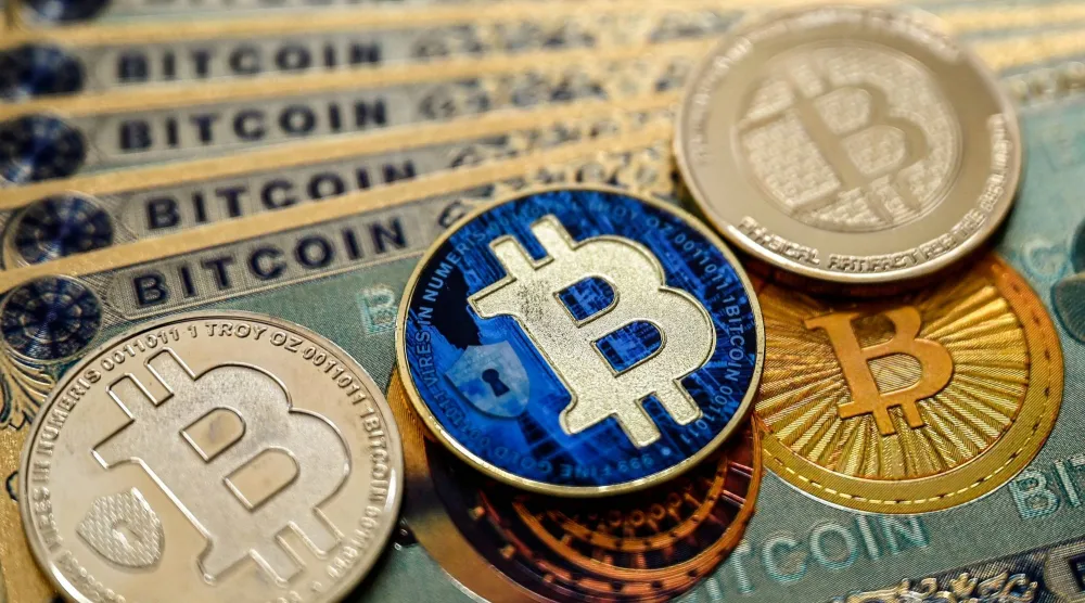نماذج معدنية للعملة المشفرة «بتكوين» في إسطنبول (أ.ف.ب)