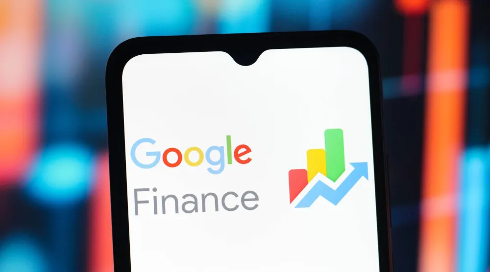 أطلقت «غوغل» نسخة تجريبية جديدة من «Google Finance» مدعومة بالذكاء الاصطناعي (غيتي)