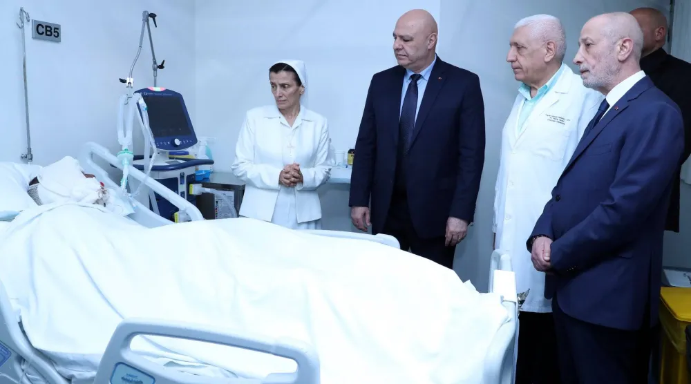 الرئيس اللبناني جوزيف عون يزور أحد العسكريين المصابين بانفجار منشأة لـ«حزب الله» بالجنوب يوم السبت الماضي (الرئاسة اللبنانية)