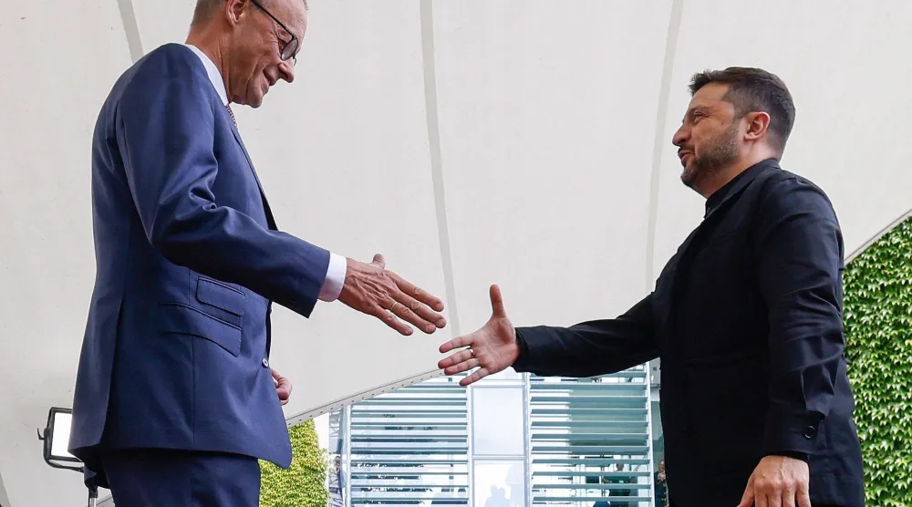 المستشار الألماني فريدريش ميرتس يرحّب بالرئيس الأوكراني فولوديمير زيلينسكي في المستشارية الألمانية في برلين، 28 مايو 2025 (أ.ف.ب)
