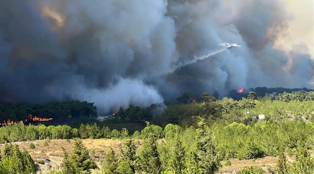 A firefighting plane works to extinguish a wildfire on the outskirts of the northwestern city of Canakkale, Türkiye, August 11, 2025. (Kanal17haber/via Reuters) 
