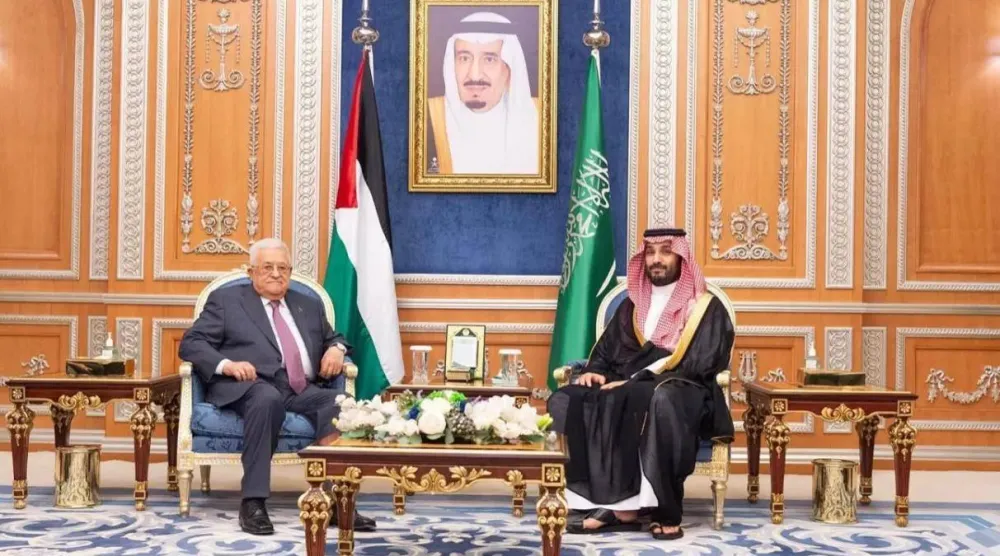 الأمير محمد بن سلمان ولي العهد السعودي مع الرئيس الفلسطيني محمود عباس في لقاء سابق بالعاصمة الرياض (واس)