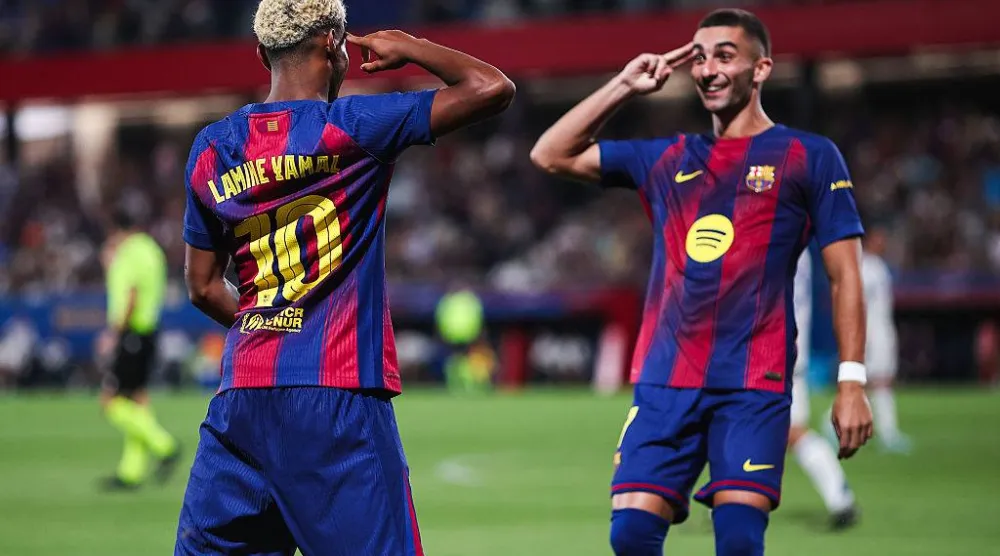 فيران توريس جناح برشلونة يحتفل مع زميله لامين يامال بالفوز وديّاً على كومو (وسائل إعلام إسبانية)