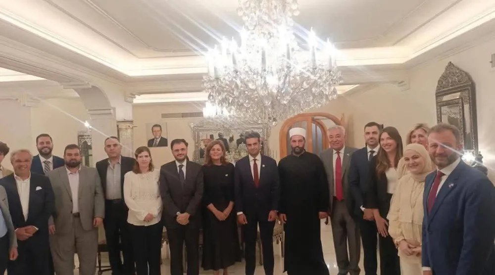 عشاء في منزل رجل الأعمال عبد الحميد العاقل (يمين) وبين الحضور الشيخ ليث البلعوس قائد فصائل مسلحة في السويداء وعدد من الوزراء السوريين بينهم وزيرة الشؤون هند قبوات ومحافظ السويداء مصطفى البكور خلال اجتماع بدمشق مع عضو الكونغرس الأميركي إبراهيم حمادة (مجلس الأعمال السوري الأميركي)