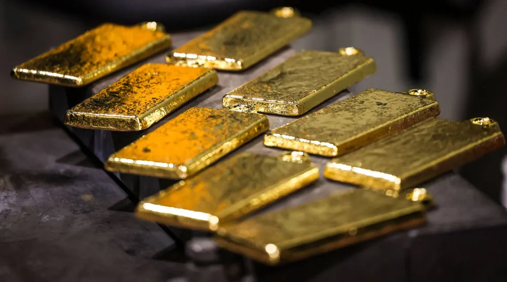 سبائك الذهب بعد إخراجها من مصبوباتها بمصهر مصفاة «إي بي سي» في سيدني (أ.ف.ب)