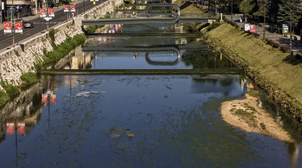 صورة جوية لنهر ميلجاكا شبه الجاف والطحالب التي تظهر من خلاله وسط موجة حر وجفاف في سراييفو - البوسنة (أ.ب)