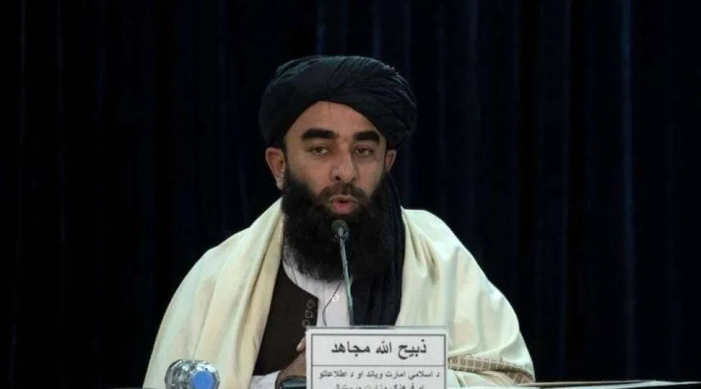 الملا ذبيح الله مجاهد المتحدث باسم الحكومة المؤقتة يتحدث عشية الذكرى الرابعة لعودة حركة «طالبان» إلى السلطة في البلاد (متداولة)