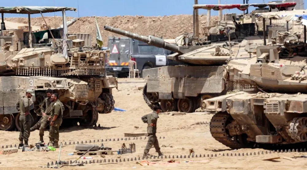 جنود ودبابات بجنوب إسرائيل قرب الحدود مع قطاع غزة في 5 أغسطس 2025 (أ.ف.ب)