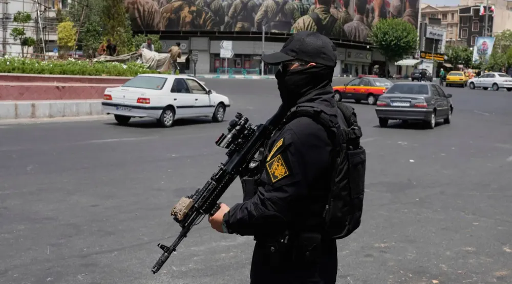 24 Haziran'da Tahran'ın merkezindeki Devrim Meydanı'nda nöbet tutan bir Devrim Muhafızı (AP)