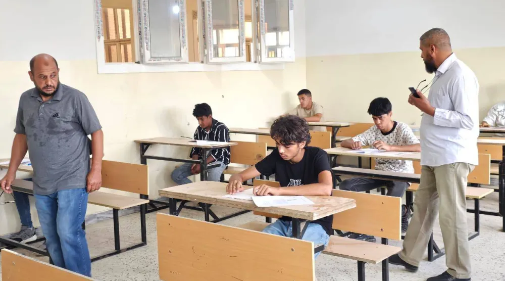 طلاب ليبيون يؤدون امتحان الشهادة الإعدادية في يوليو الماضي (وزارة التعليم)