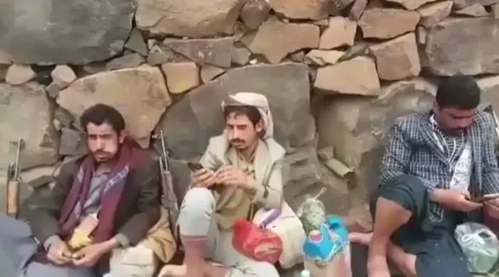 مجموعة من مسلحي الجماعة الحوثية خلال حصار منزل معلم مختطف لديها في ذمار (إكس)