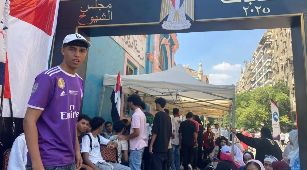 ناخبون أمام إحدى لجان السيدة زينب وسط القاهرة (الشرق الأوسط)