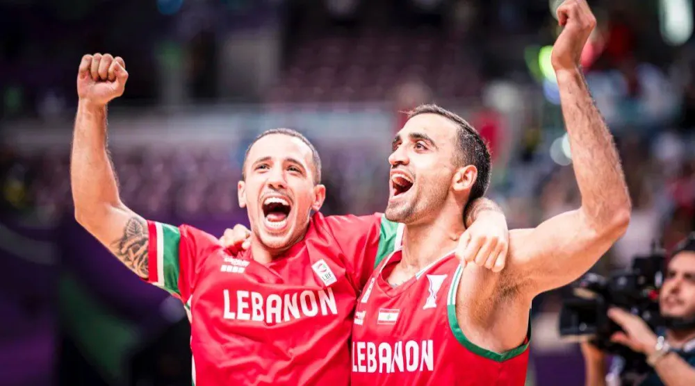 فرحة لاعبي لبنان بالفوز على اليابان (الاتحاد الآسيوي لكرة السلة) 