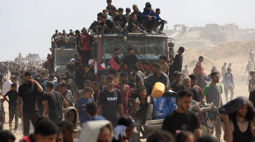 فلسطينيون في بيت لاهيا يحاولون الحصول على مساعدات من شاحنة دخلت إلى قطاع غزة (رويترز)