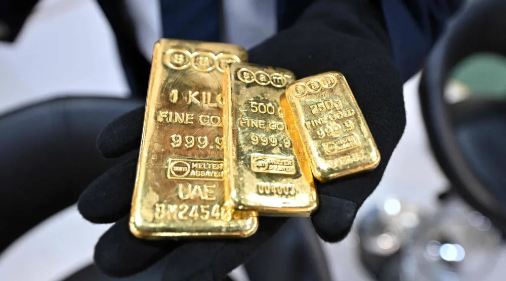 مشارك يعرض سبائك ذهب خلال معرض الذهب والمجوهرات الدولي في أرض المعارض الدولية بالكويت (أ.ف.ب)