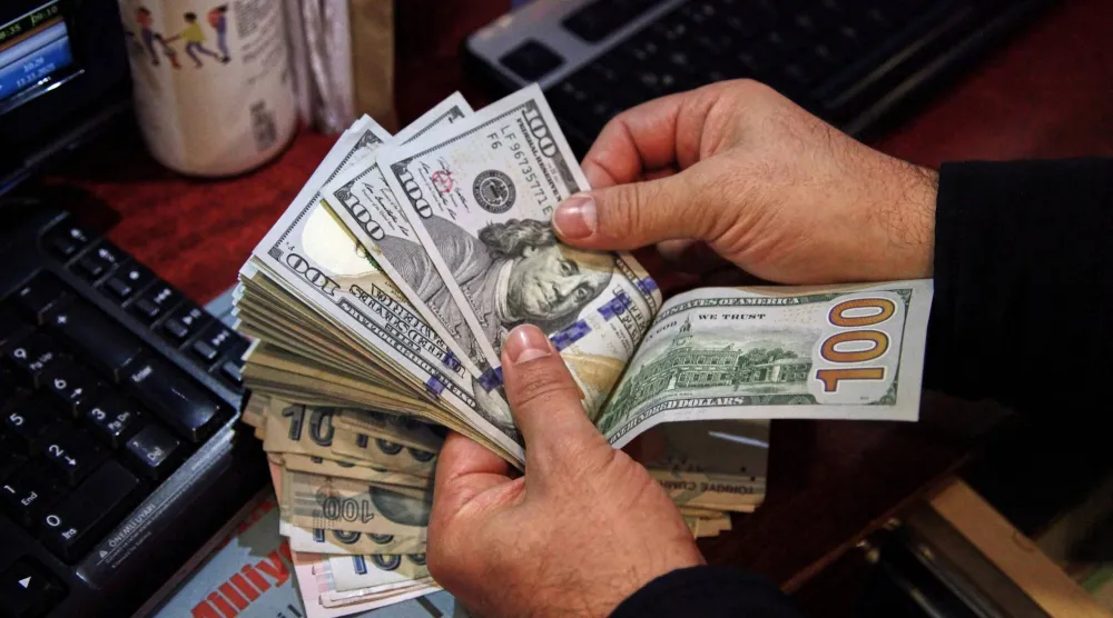 أوراق نقدية من الدولار الأميركي (رويترز)