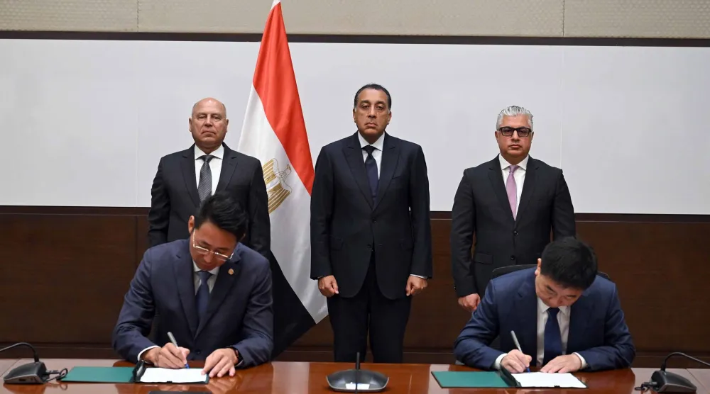 رئيس الوزراء المصري يشهد توقيع الاتفاقية مع شركة «سايلون» الصينية (رئاسة مجلس الوزراء المصري)

