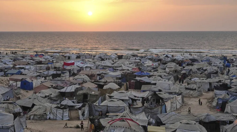 خيام تؤوي نازحين فلسطينيين على الشاطئ في مدينة غزة 10 أغسطس 2025 (أ.ب)