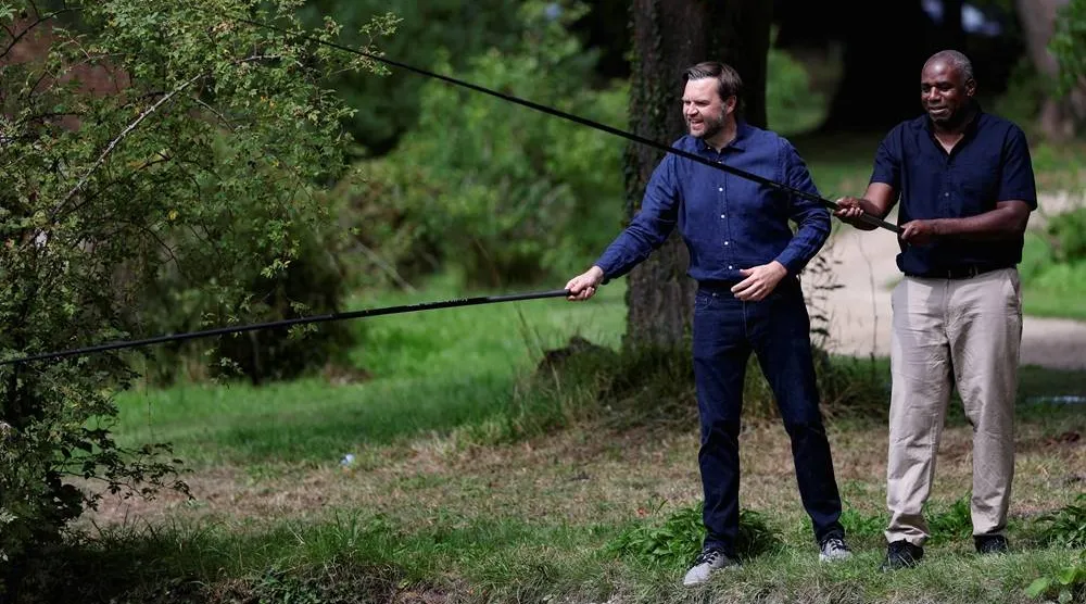 US Vice President JD Vance fishes with British Foreign Secretary David Lammy at Chevening House in Sevenoaks, Britain, August 8, 2025. (Reuters) 
