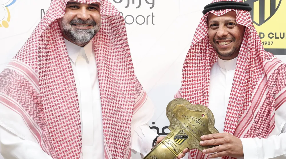 مفتاح الاتحاد يُسلمه لؤي مشعبي للرئيس الجديد فهد سندي (نادي الاتحاد) 