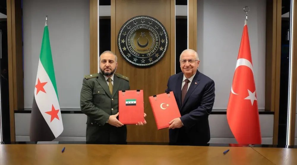 Bakanlar Murhef Ebu Kasra ve Yasar Güler, Suriye ve Türkiye savunma bakanlıkları arasında askeri eğitim ve danışmanlık anlaşması imzaladı (Suriye Savunma Bakanlığı)