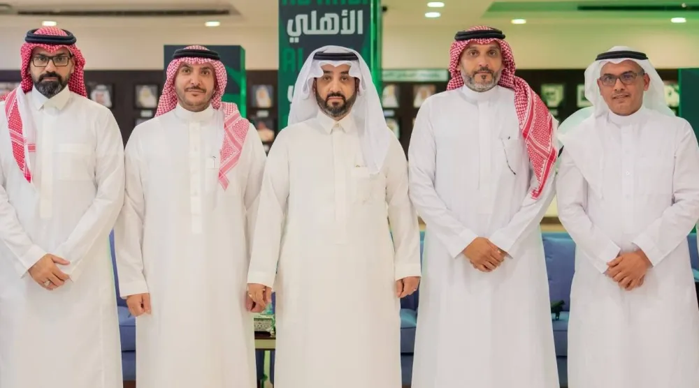 الغامدي رئيس الأهلي مع أعضاء مجلس إدارته (موقع النادي)